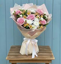 Букет цветов из:  Гвоздики, Орхидеи и Розы в Певеке