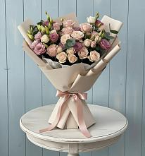 Букет цветов из:  Розы и Лизиантусы в Певеке