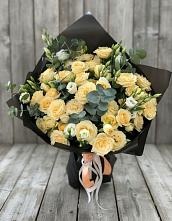 Букет цветов из:  Розы и Лизиантусы в Певеке