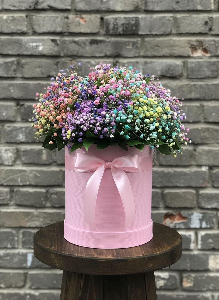 Цветочная композиция из Гипсофила и Розы в шляпной коробке в Певеке