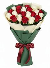 Букет Микс из красных и белых роз в Певеке