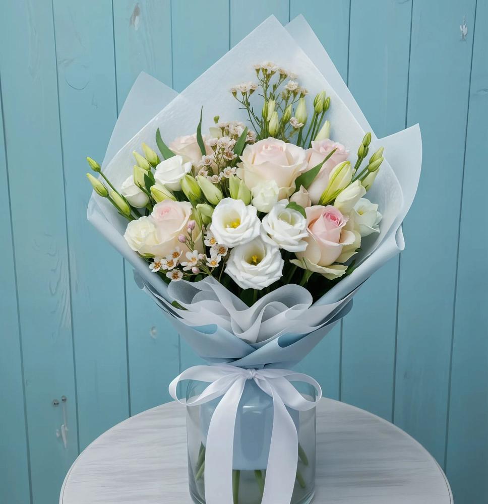 Букет цветов из: Розы и Лизиантусы в Певеке