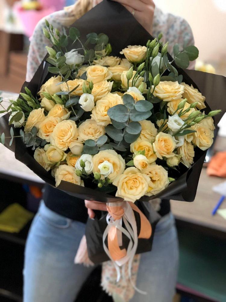 Букет цветов из: Розы и Лизиантусы в Певеке