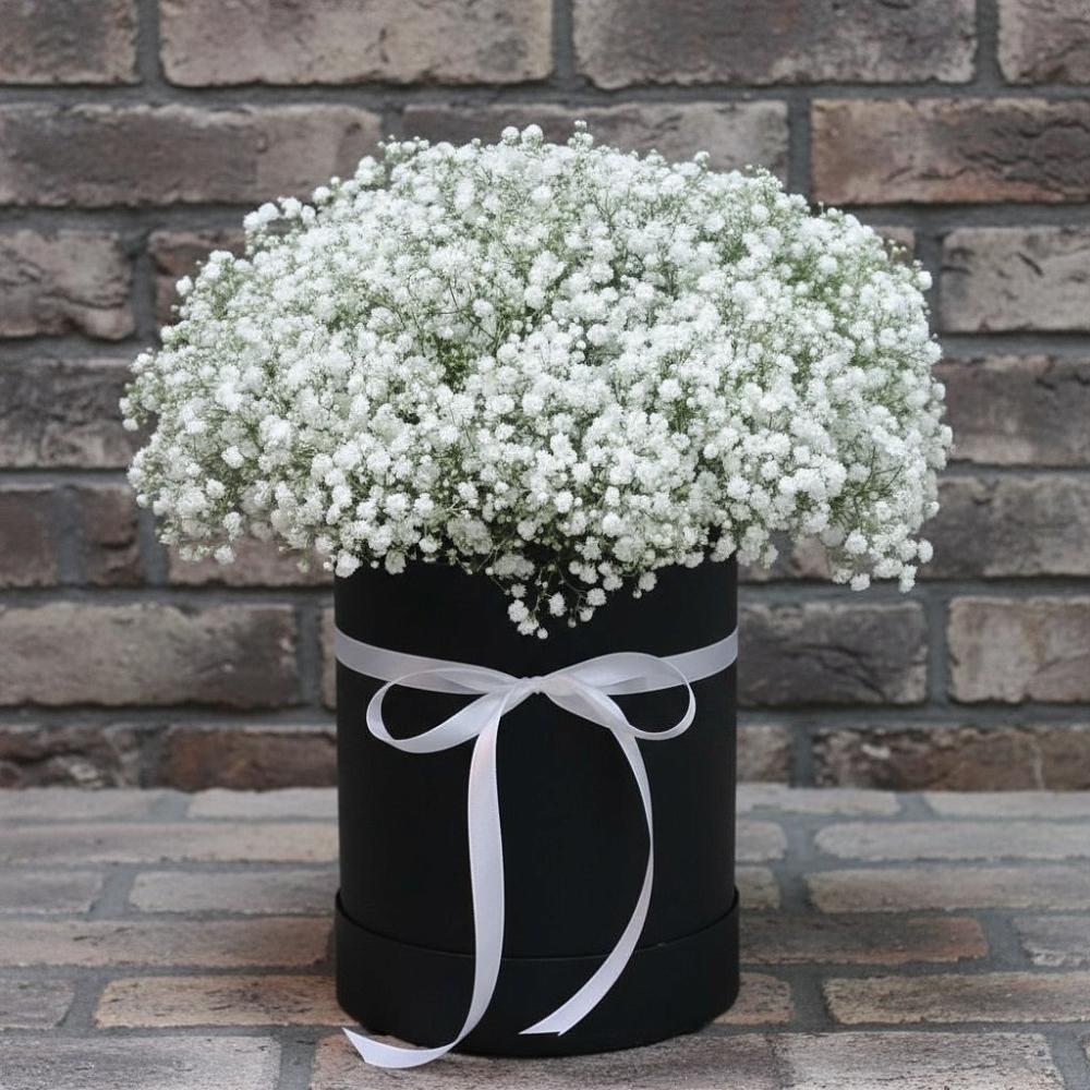 Цветочная композиция из Гипсофила в шляпной коробке в Певеке