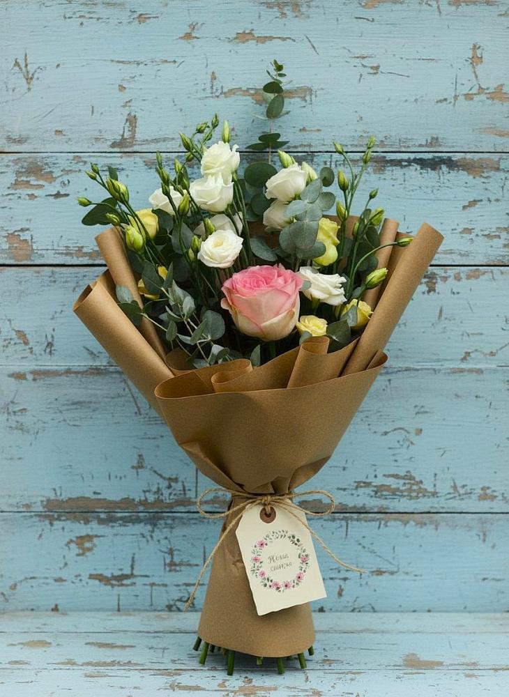 Букет цветов из: Розы и Лизиантусы в Певеке