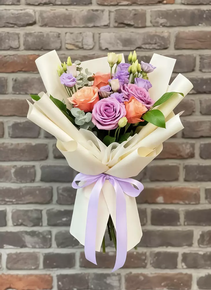 Букет цветов из: Лизиантусы и Розы в Певеке