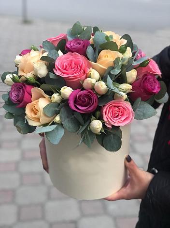 Цветочная композиция из Розы в шляпной коробке в Певеке