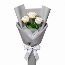 Букет 3 белые розы в Певеке