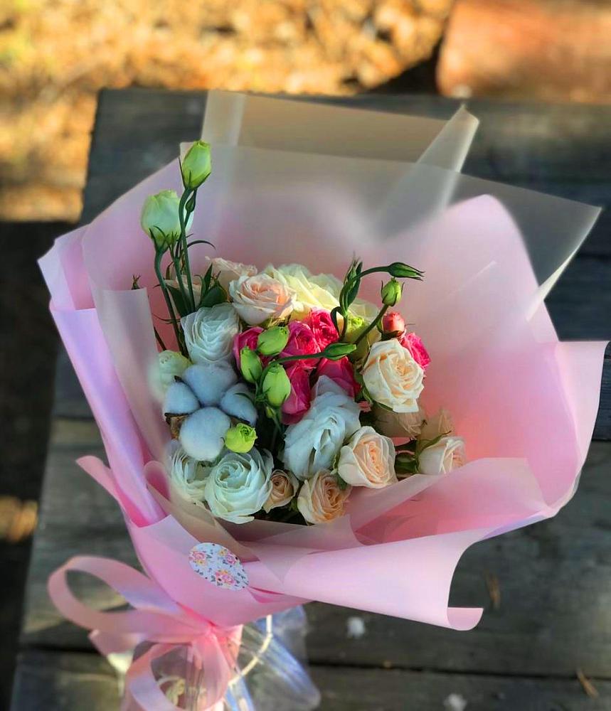 Букет цветов из: Розы и Лизиантусы в Певеке