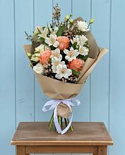 Букет цветов из:  Альстромерии, Лизиантусы, Розы и Хризантемы в Певеке