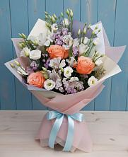 Букет цветов из:  Лизиантусы, Розы, Альстромерии и Гипсофила в Певеке