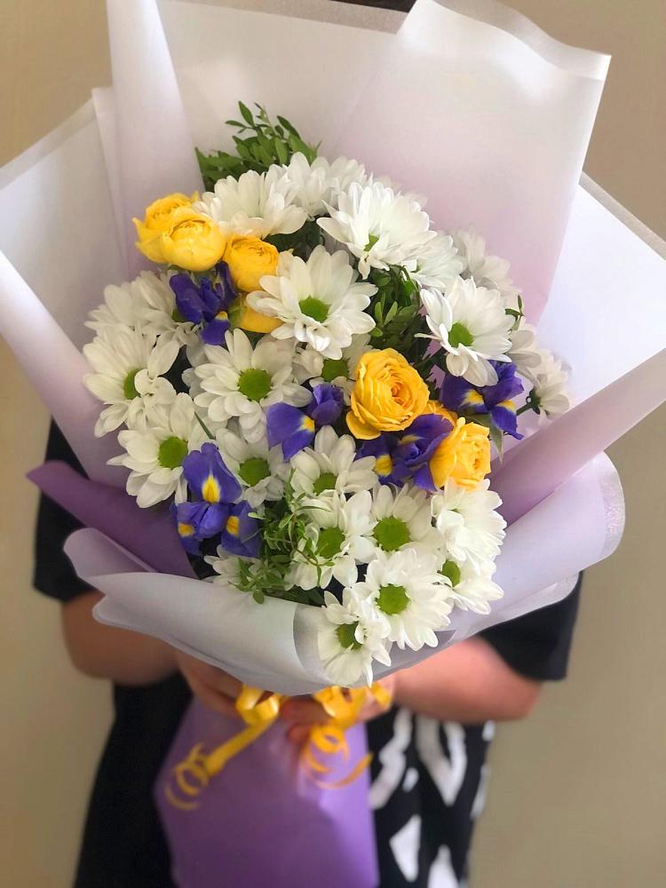 Букет цветов из: Ирисы, Хризантемы и Розы в Певеке