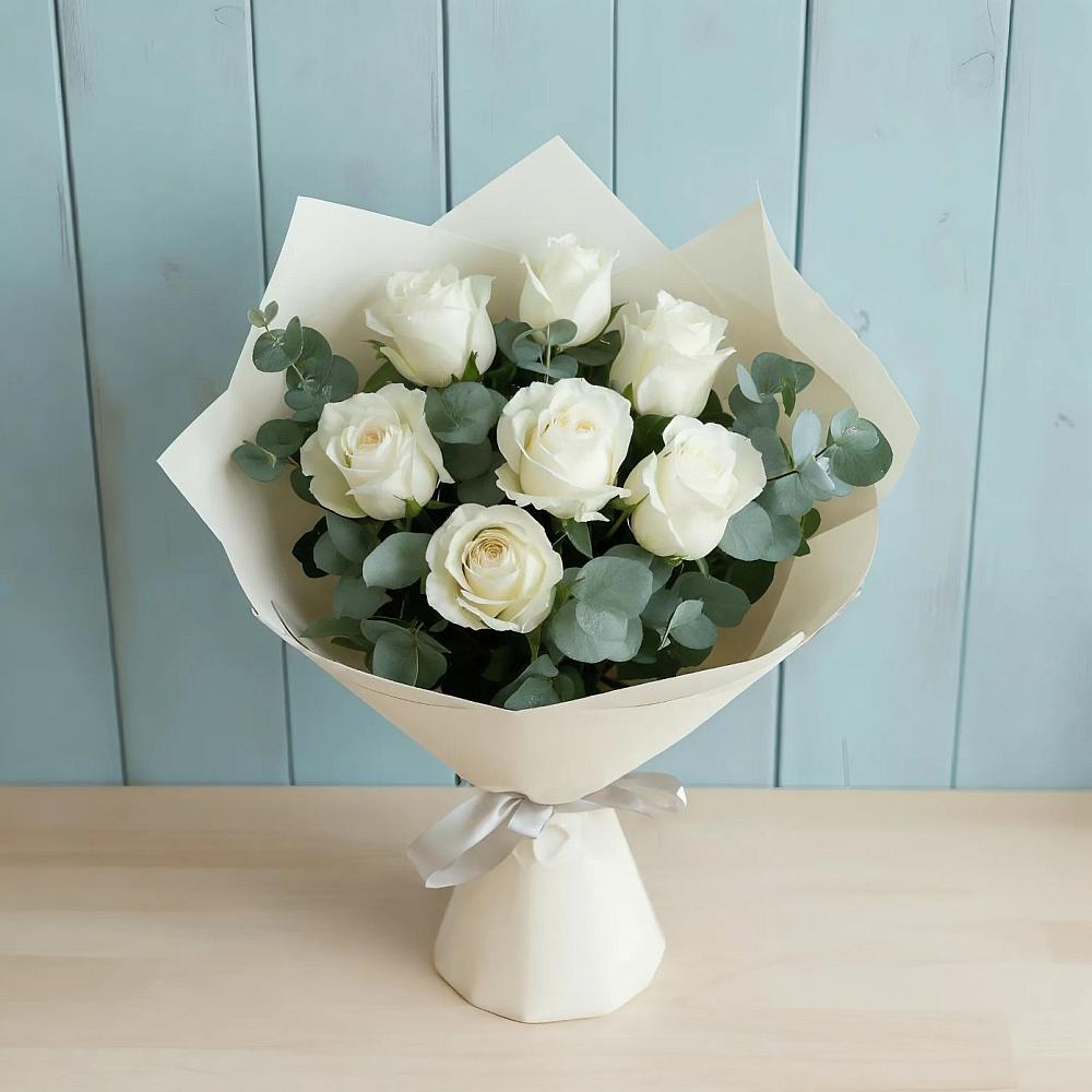 Букет Белые розы в Эвкалипте в Певеке