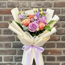 Букет цветов из:  Лизиантусы и Розы в Певеке