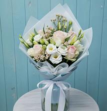 Букет цветов из:  Розы и Лизиантусы в Певеке