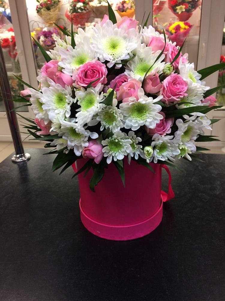 Цветочная композиция из Розы и Хризантемы в шляпной коробке в Певеке