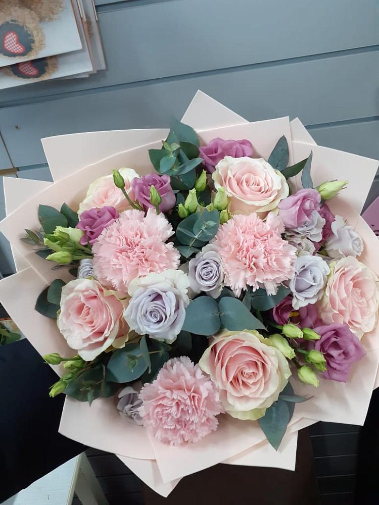 Букет цветов из: Розы, Гвоздики и Лизиантусы в Певеке