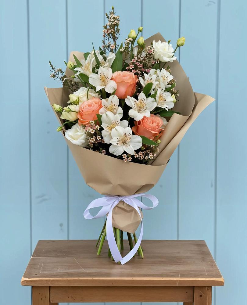 Букет цветов из: Альстромерии, Лизиантусы, Розы и Хризантемы в Певеке