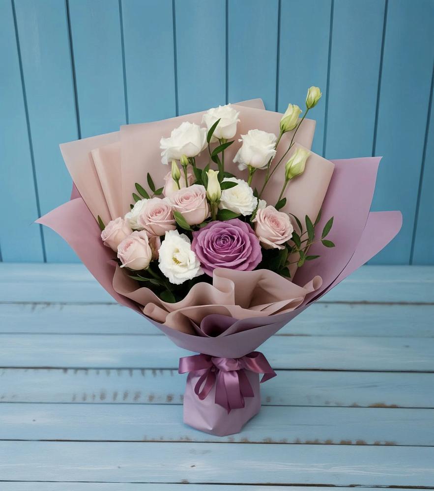 Букет цветов из: Розы и Лизиантусы в Певеке